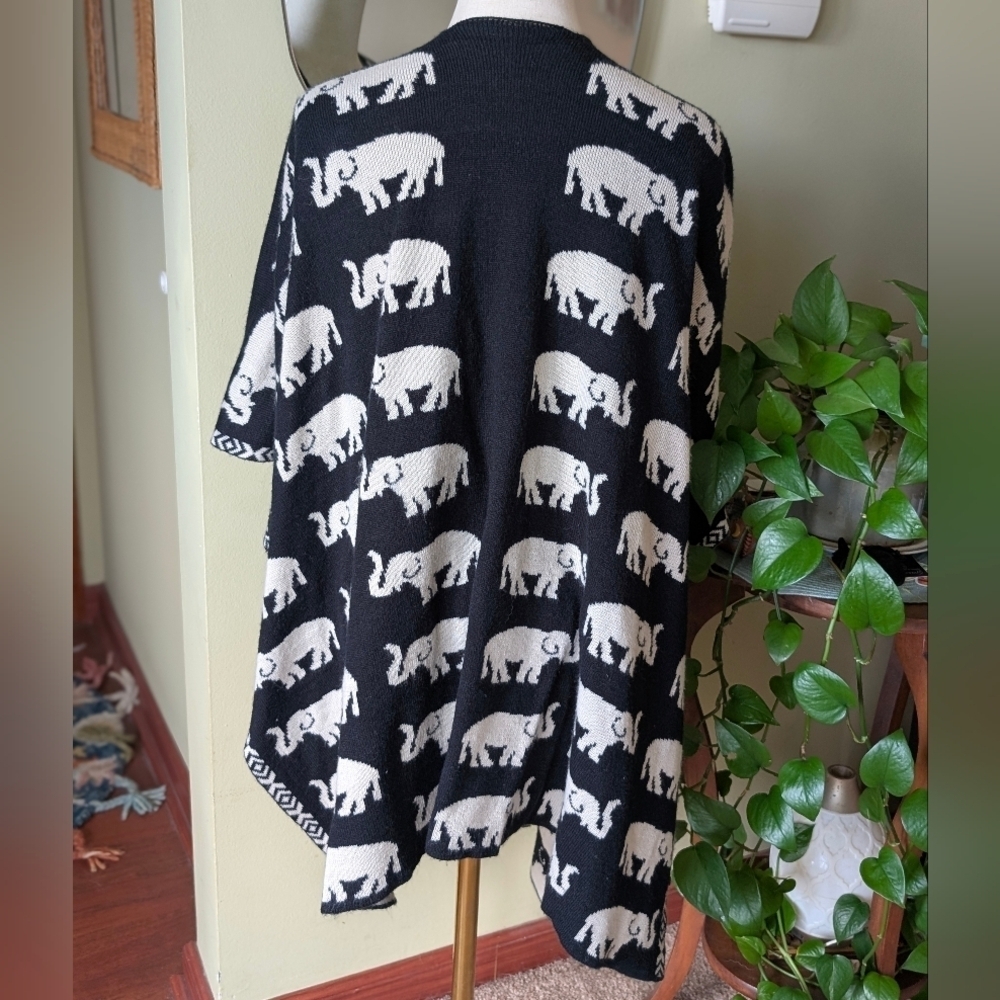 Black & Cream Elephant Pattern Boho Aztec Reversible Knit Sweater Wrap - Picture 4 of 15